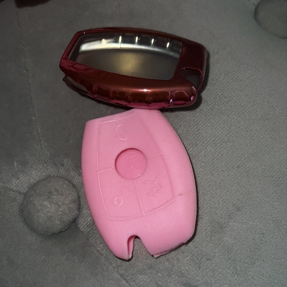 Mercedes-Benz bundle includes sunglass case, keychain and 2 key fob covers. - Picture 8 of 8